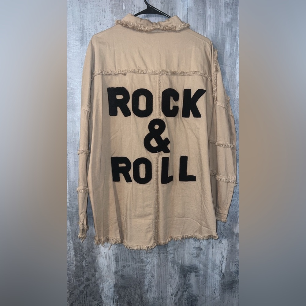 This NWT Elan Rock and Roll Shirt snap jacket is a sz Medium Tan black writing